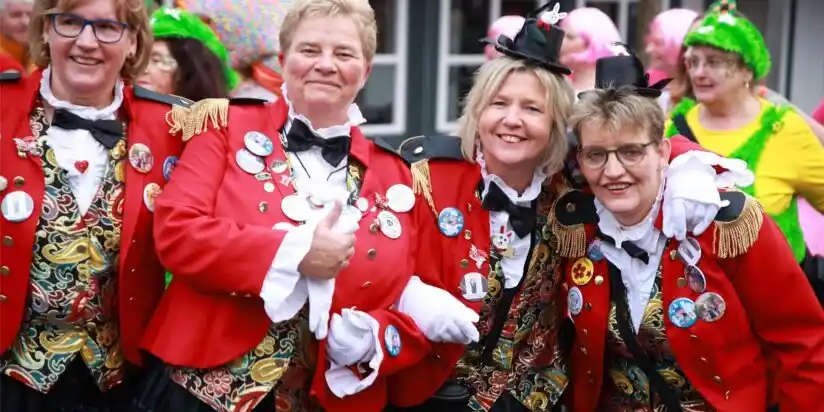Image from Münsterland Zeitung: Jetzt gleich live: 🎉🎊🍬 *Live: Altweiberumzug in Ottenstein: Mit Fe...