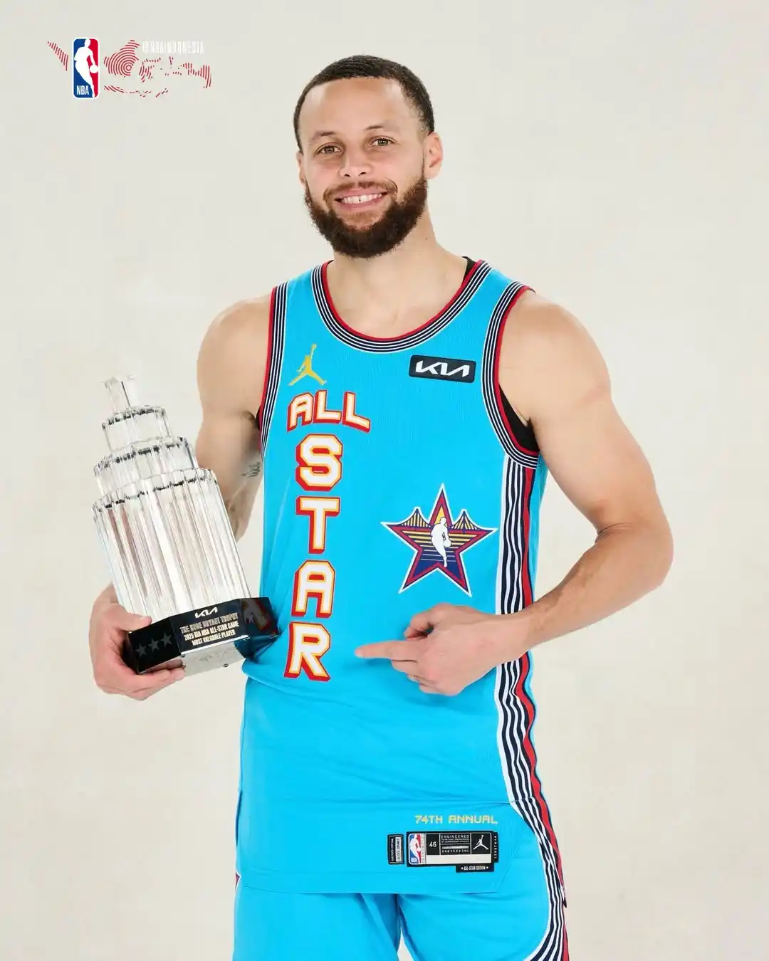 Image from NBA Indonesia: Chef Curry with the trophy! 🏆⭐ Stephen Curry adalah MVP <a class="tex...