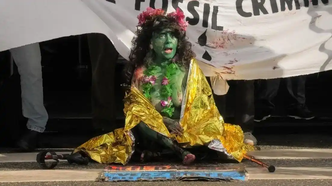 Image from Oost : *Klimaatactivisten blokkeren toegang studentenbeurs in De Grolsch Vest...