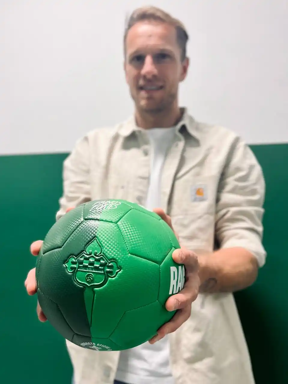 Image from Racing Club Ferrol: 🆕 Yoel xa quixo quedar cun dos novos balóns racinguistas que chegaron...