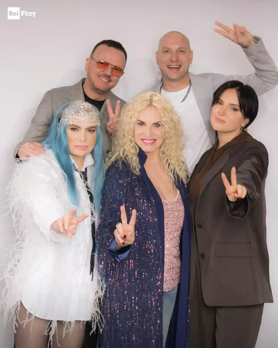 Image from RaiPlay: Che la gara abbia inizio❗🎤 *Loredana Bertè*, *Arisa*, *Gigi D'Alessio...