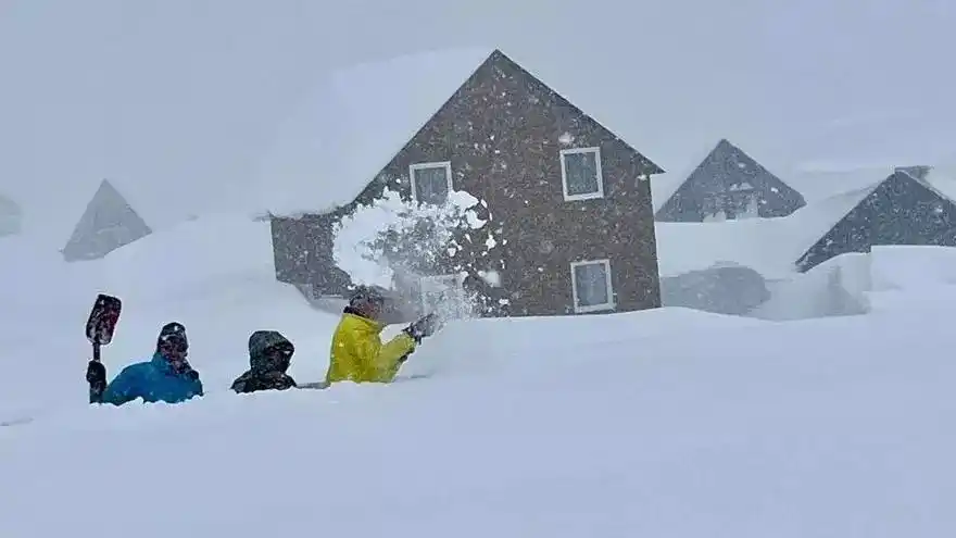 Image from Regió7: ❄️ *Una nevada de tres metres bloqueja al Caucas un guia cerdà i el se...