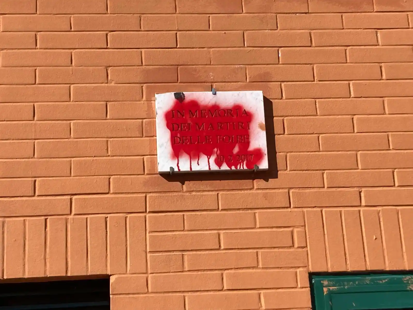 Image from RomaToday: *Vandalizzate le targhe a ricordo delle Foibe* "Ennesima profanazione"...