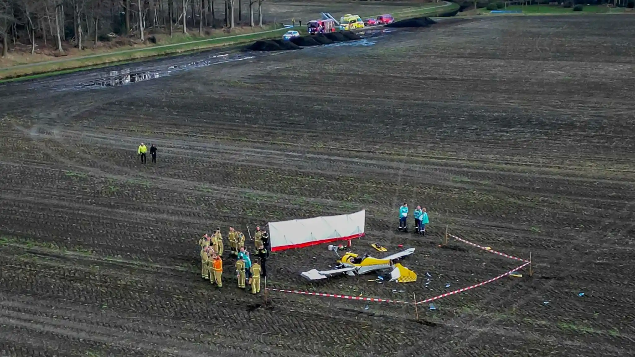 Image from RTL Nieuws: *Twee zwaargewonden na neerstorten vliegtuigje in Drenthe* In het Dren...