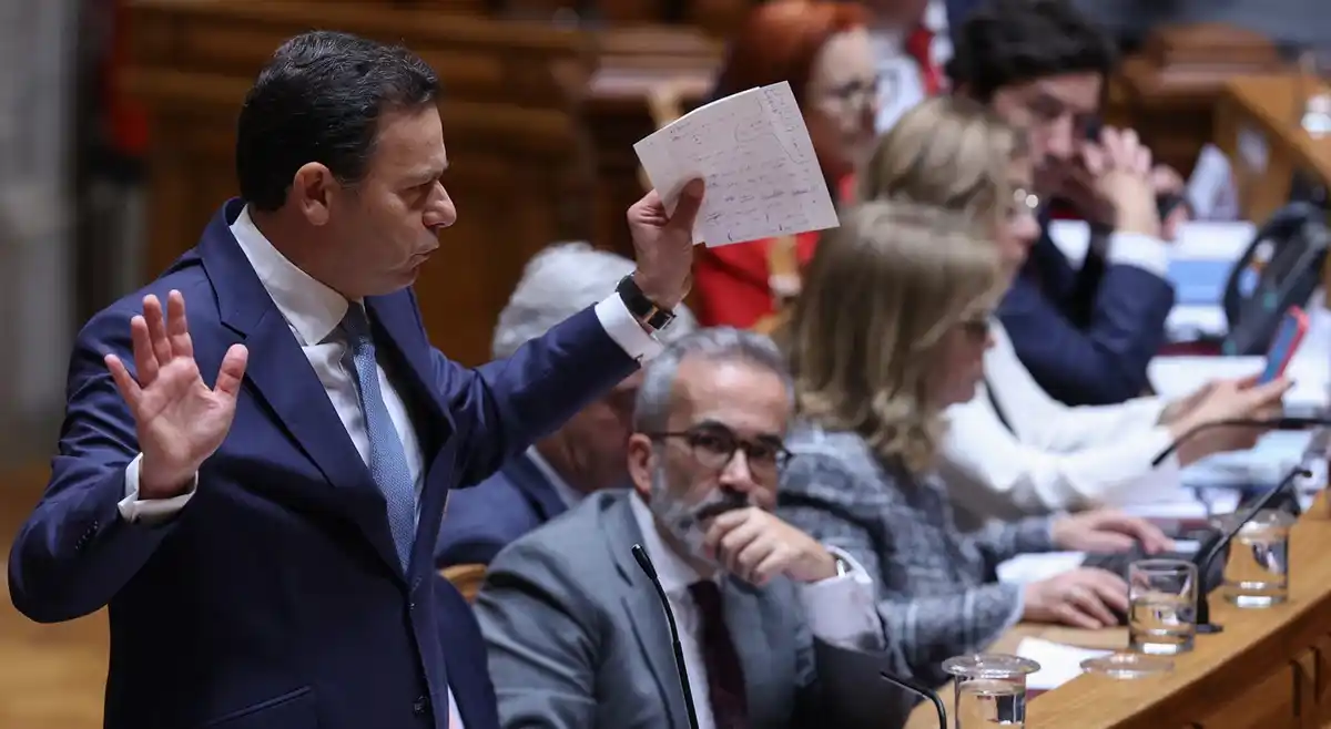 Image from RTP Notícias : *Moção de censura. Montenegro desafia outros deputados a serem igualme...