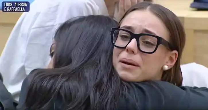 Image from Tgcom24Pop: *Ad "Amici" Alessia in lacrime dopo aver visto l'ex Luk3 con Raffaella...