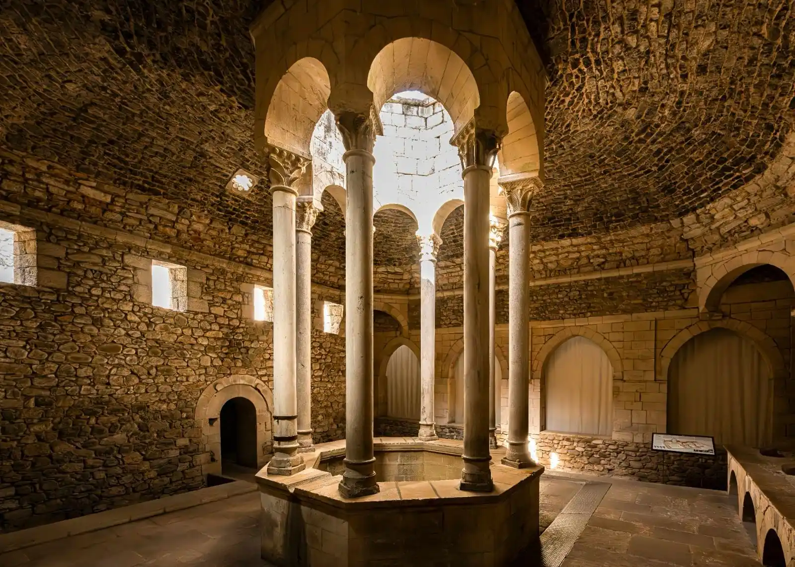 Image from Viajes National Geographic : 💧*¿Conoces los baños árabes que no son árabes que se encuentran en el...