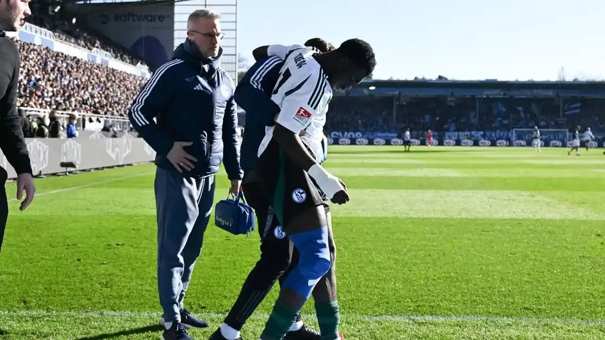 Image from WAZ auf Schalke: Und dann auch noch das: Toptalent Zaid Tchibara hat sich beim 0:2 in D...
