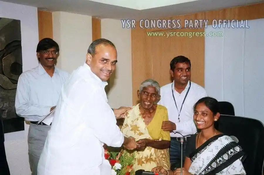 Image from YSR Congress Party: ఎవరూ లేని వారికి అన్నీ తానై నిలిచారు దివంగత మహానేత డాక్టర్ వైయస్ ర...