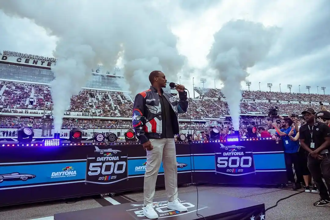 Image from ANIME - COMICS ROLLUP: Marvel Entertainment (Instagram)  Captain America at The Great America...