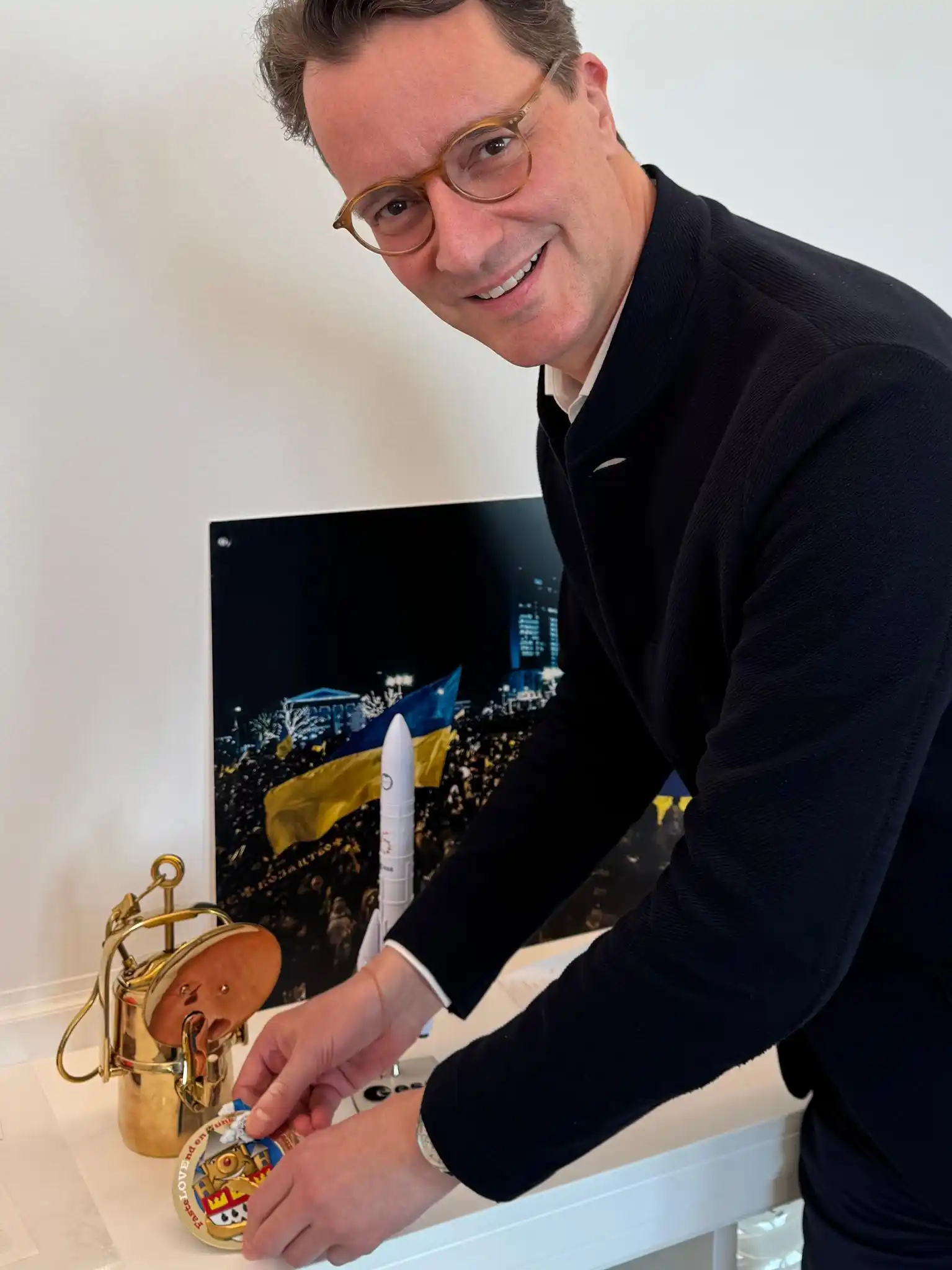 Image from Hendrik Wüst: Kippa und Karneval? Das passt sowas von gut zusammen! Bei der WDR-Karn...