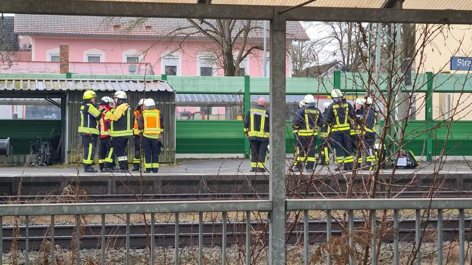 Image from idowa - Nachrichten aus Bayern: Am Bahnhof Straßkirchen ist es am Dienstagvormittag zu einem Notarztei...