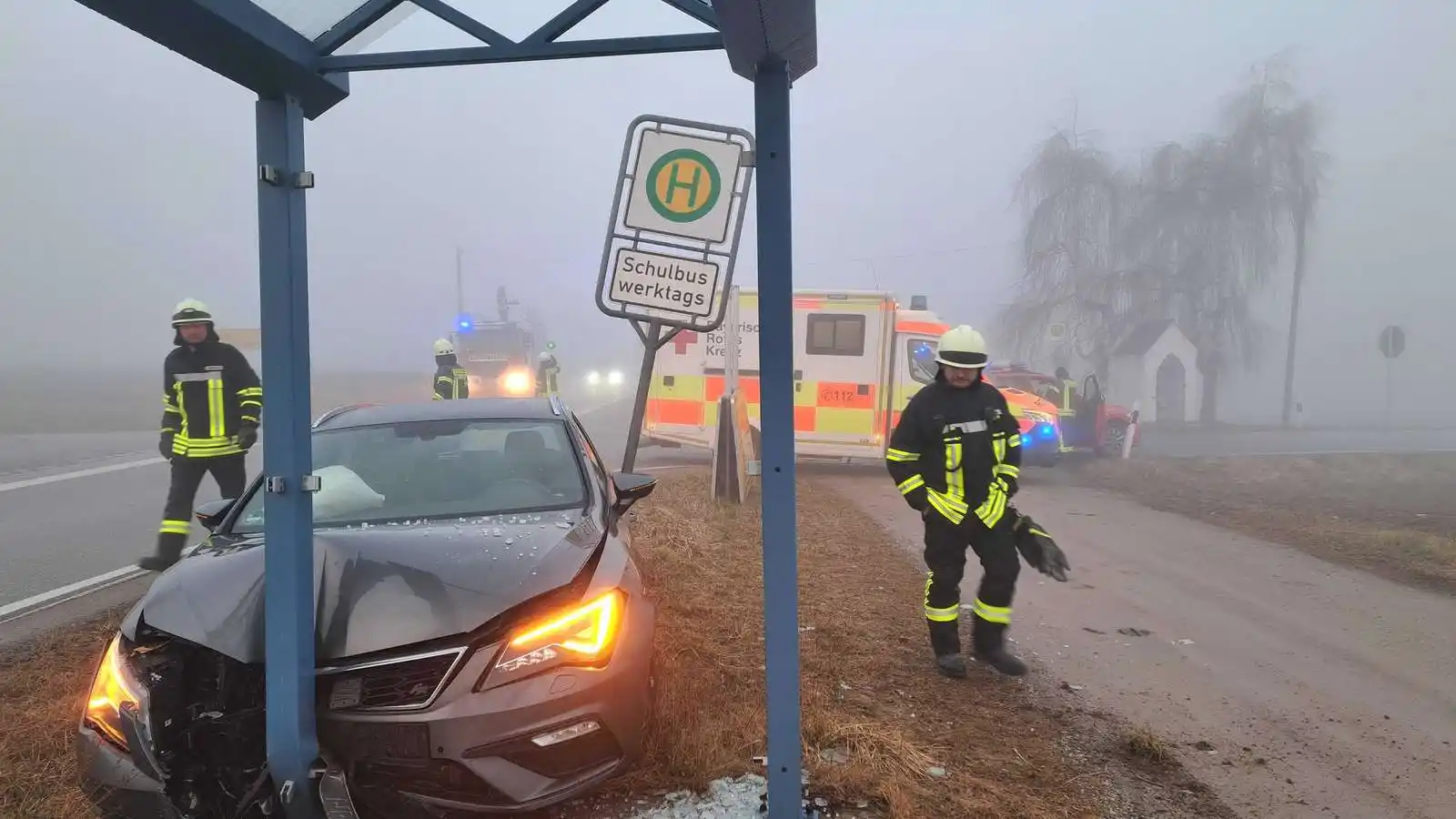 Image from innsalzach24: Guten Morgen 😇 👉🏼 *Unfall bei Oberbergkirchen*: Seat Leon legt Bus...