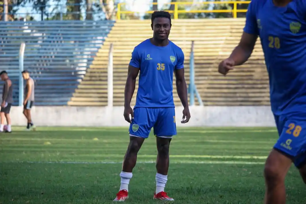Image from Juventud De San Luis: KEVIN NDONGO SE ENTRENA EN JUVENTUD ⚽️🇺🇦 ➡️El delantero camerunés s...
