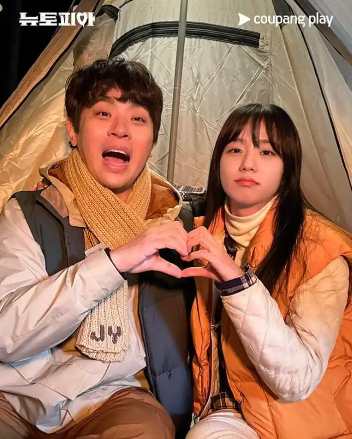 Image from 𝗞𝗣𝗢𝗣 & 𝗜𝗡𝗙𝗢𝗥𝗠𝗔𝗧𝗜𝗢𝗡 𝗩𝗜𝗞: Coupang Play bagikan foto-foto di balik layar drama 'Newtopia' menampi...