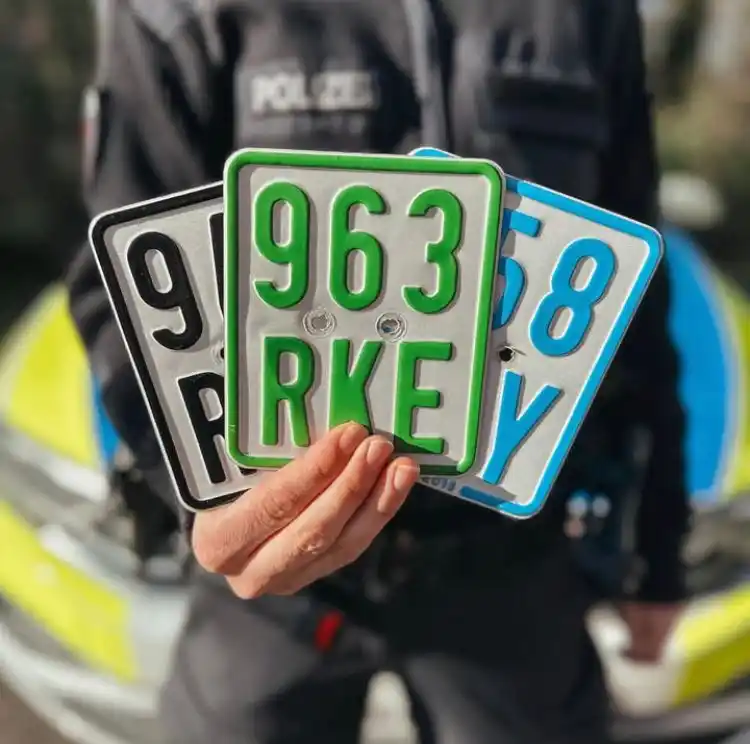 Image from Polizei Stade: Ab heute gilt das gleiche in Grün🟢   … denn heute beginnt das neue Ve...