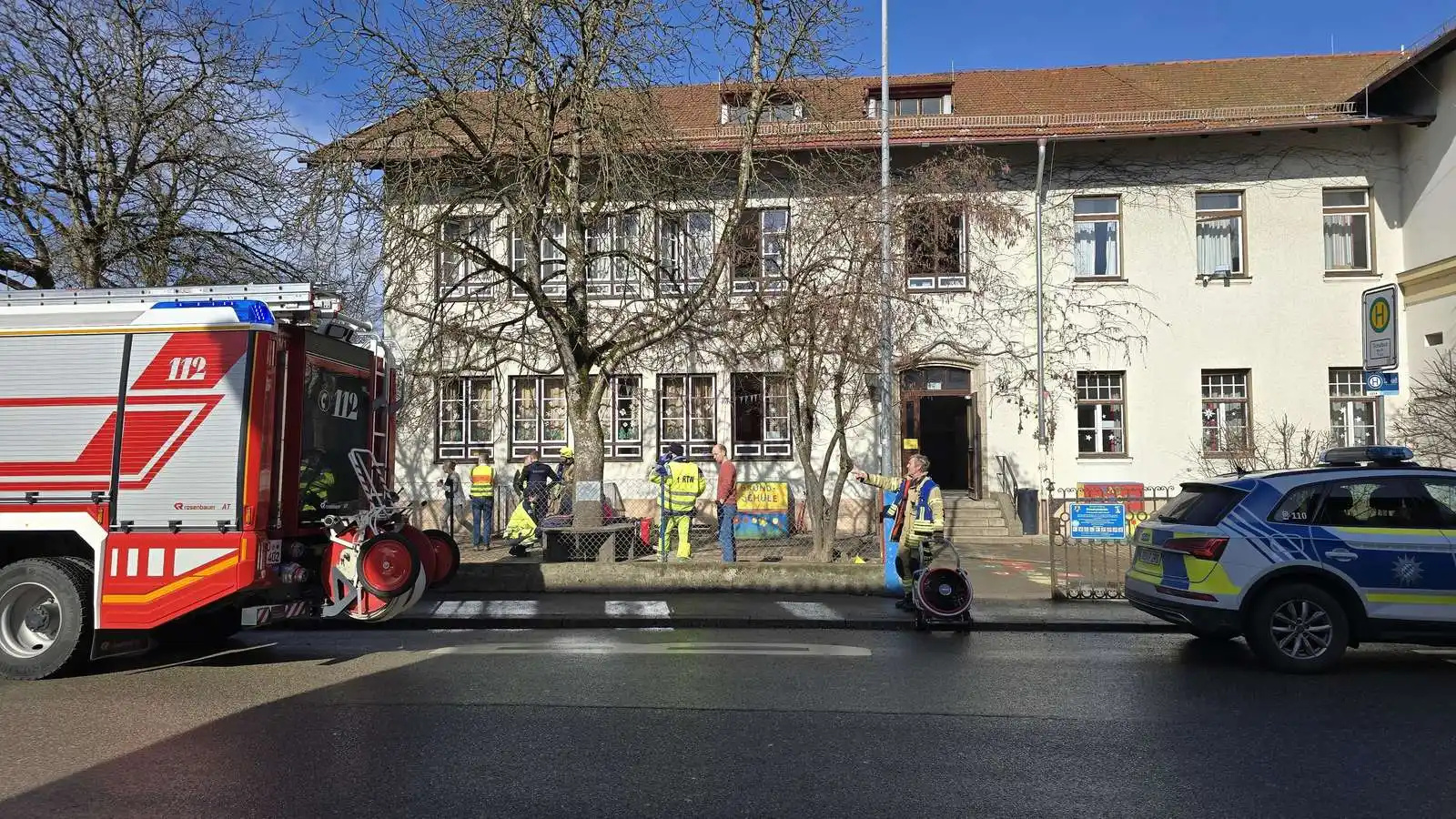 Image from rosenheim24: 🚨 Feueralarm, Grundschule geräumt – *Feuerwehr und Polizei in Bad End...