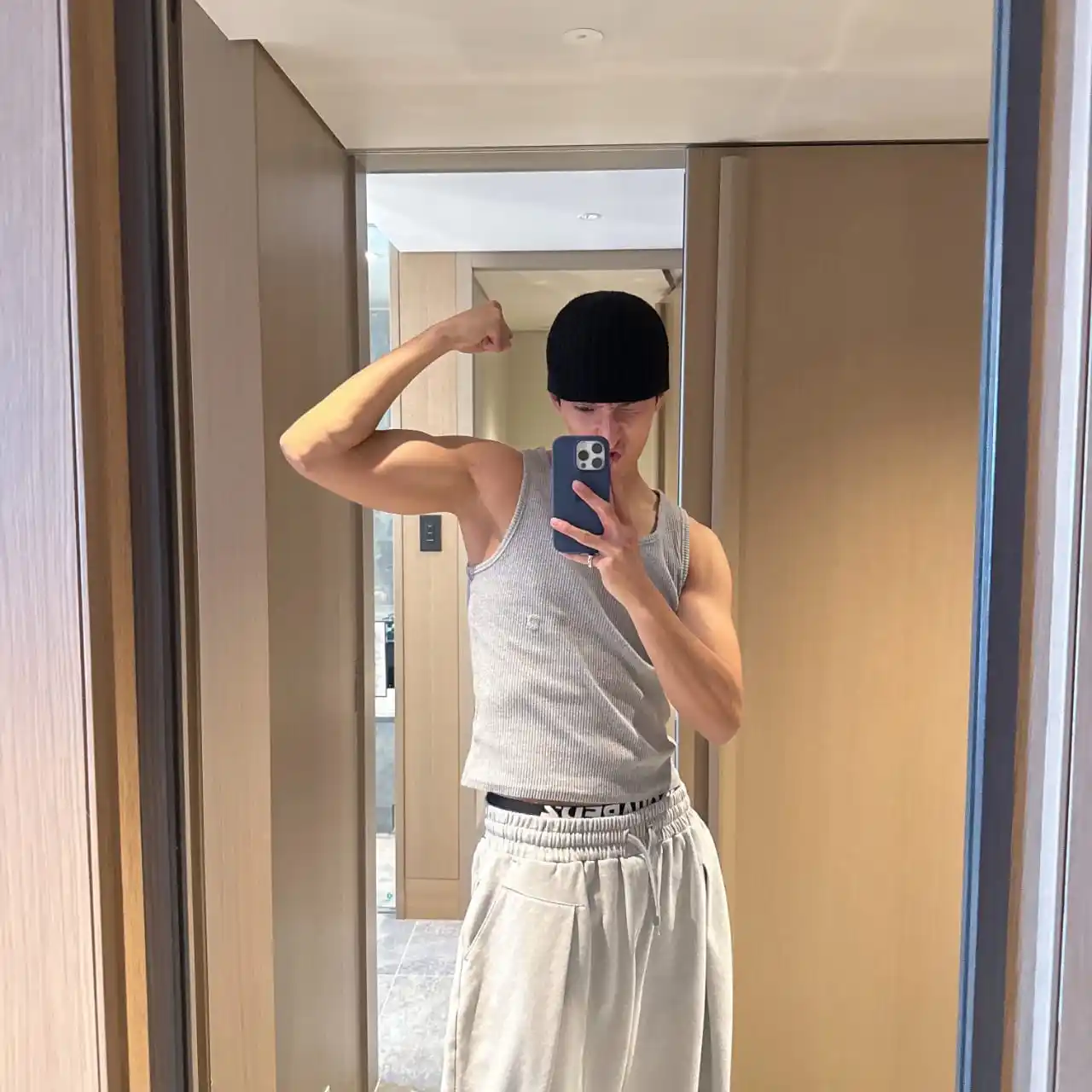 Image from SEVENTEEN – CARAT UPDATES 💎: *- ꒰ ୨ [ 250228 ] DOKYEOM WEVERSE UPDATE ୧ ꒱ -*  ⚔️: 라잇 히어 투어 셀카들 모음🙂...