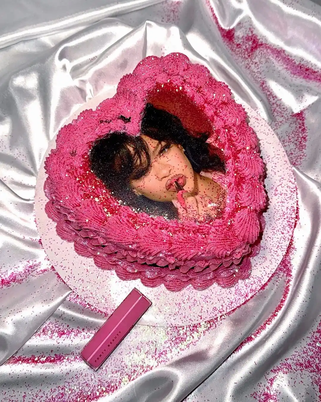 Image from UOL | Universo Rihanna: E teve bolinho – com make – na firma da patroa 💋🎂🥳 📸 @fentybeauty...