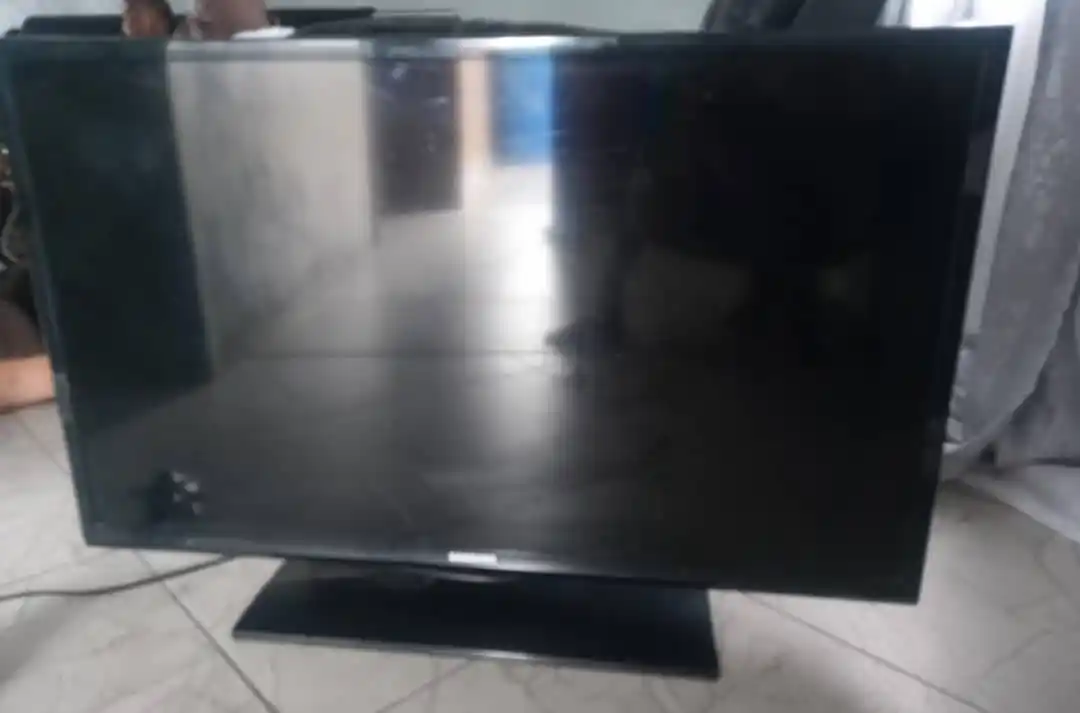 Image from BULAWAYO ADVERTISING🐘🌏: Hie admin kindly post for me... Selling this Samsung TV 32inch second...