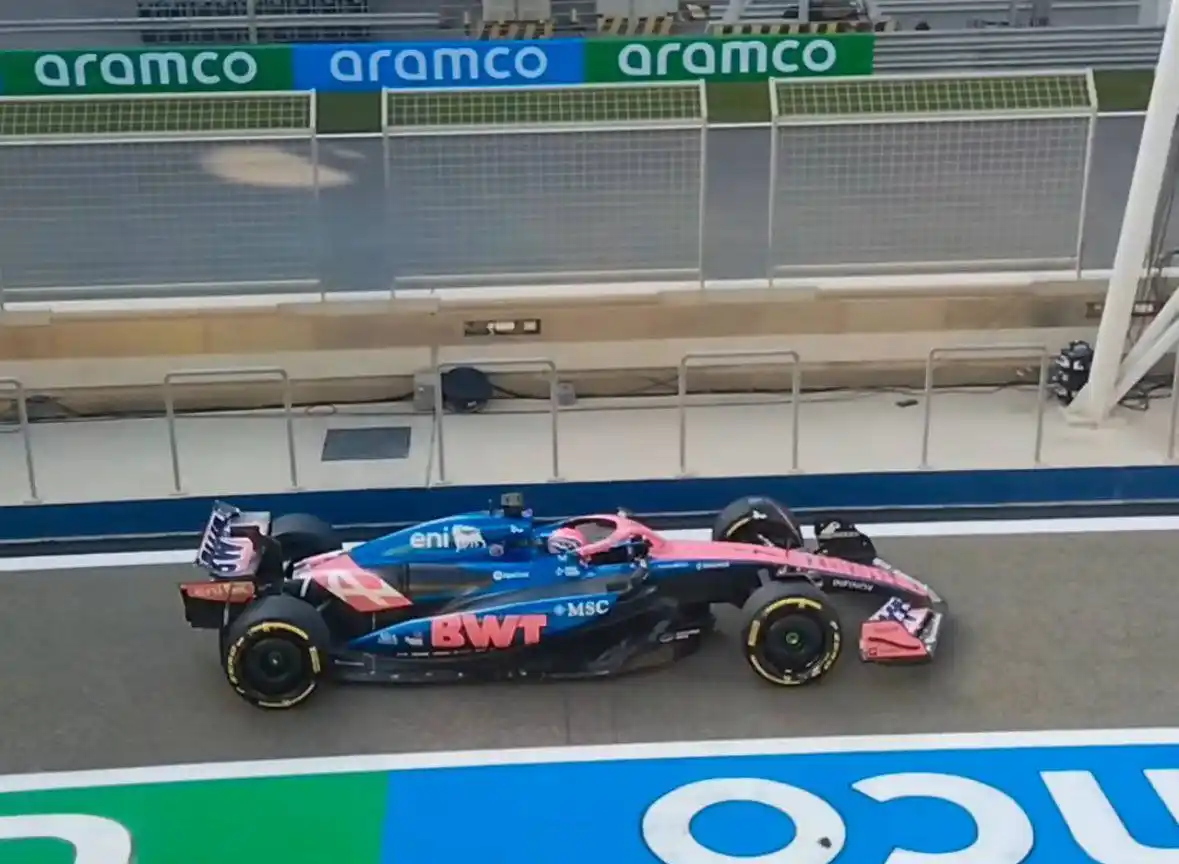 Image from Formula 1 | RacePress: 📸 *El Alpine A525 salió a pista en Baréin a manos de Jack Doohan*  🔗...