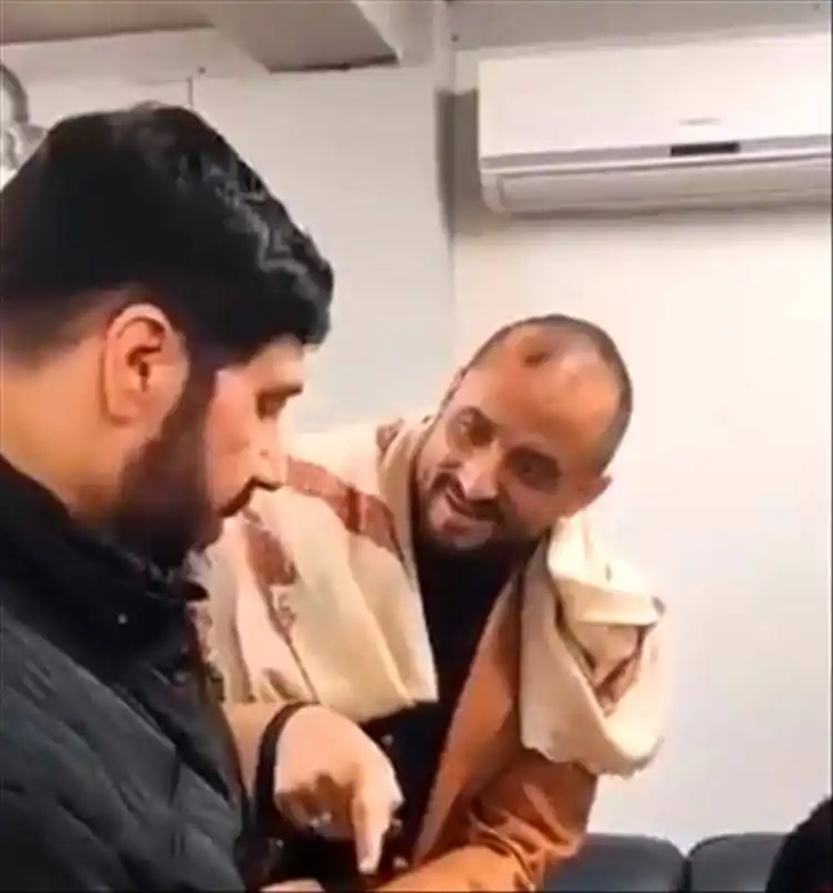 Image from حضرموتانا محمد: *أول تعليق سعودي على محاولة الحو ثي تقبيل يد لبناني بطريقة مذلة.* الأر...