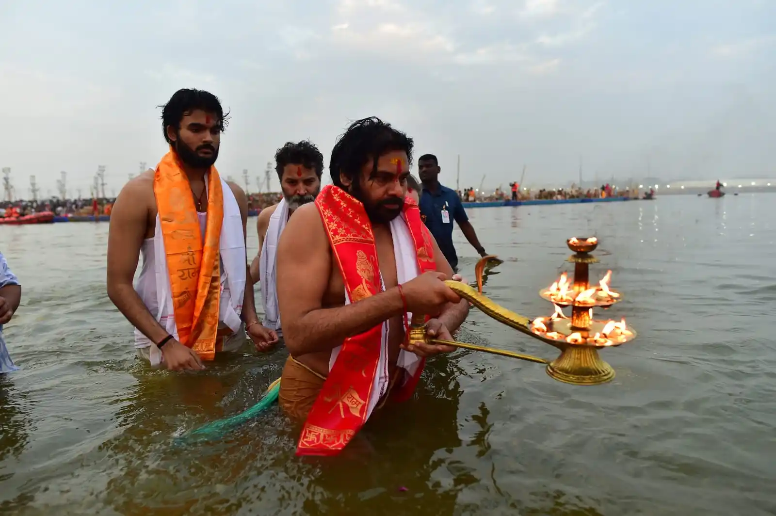 Image from Mango News: మహా కుంభ మేళాలో పుణ్య స్నానం ఆచరించిన అనంతరం సతీసమేతంగా త్రివేణి సంగమం...
