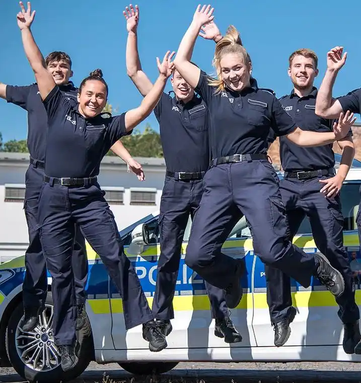 Image from Polizei Brandenburg Karriere: Whoop whoop! 🎉🎉🎉 Wir begrüßen die 1️⃣0️⃣0️⃣0️⃣. Abonnentin bzw. de...