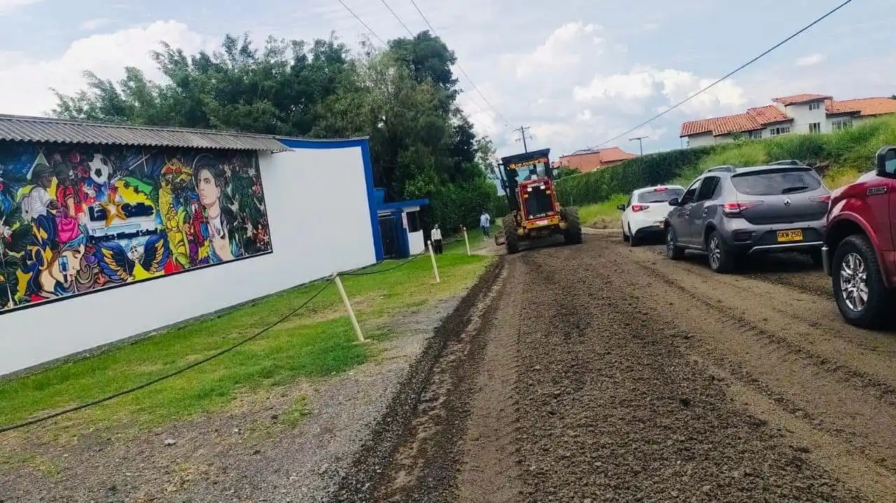 Image from Alcaldía de Pereira : *OBRAS DE MANTENIMIENTO VIAL EN EL ACCESO DEL COLEGIO LA SALLE* 🚜Con...