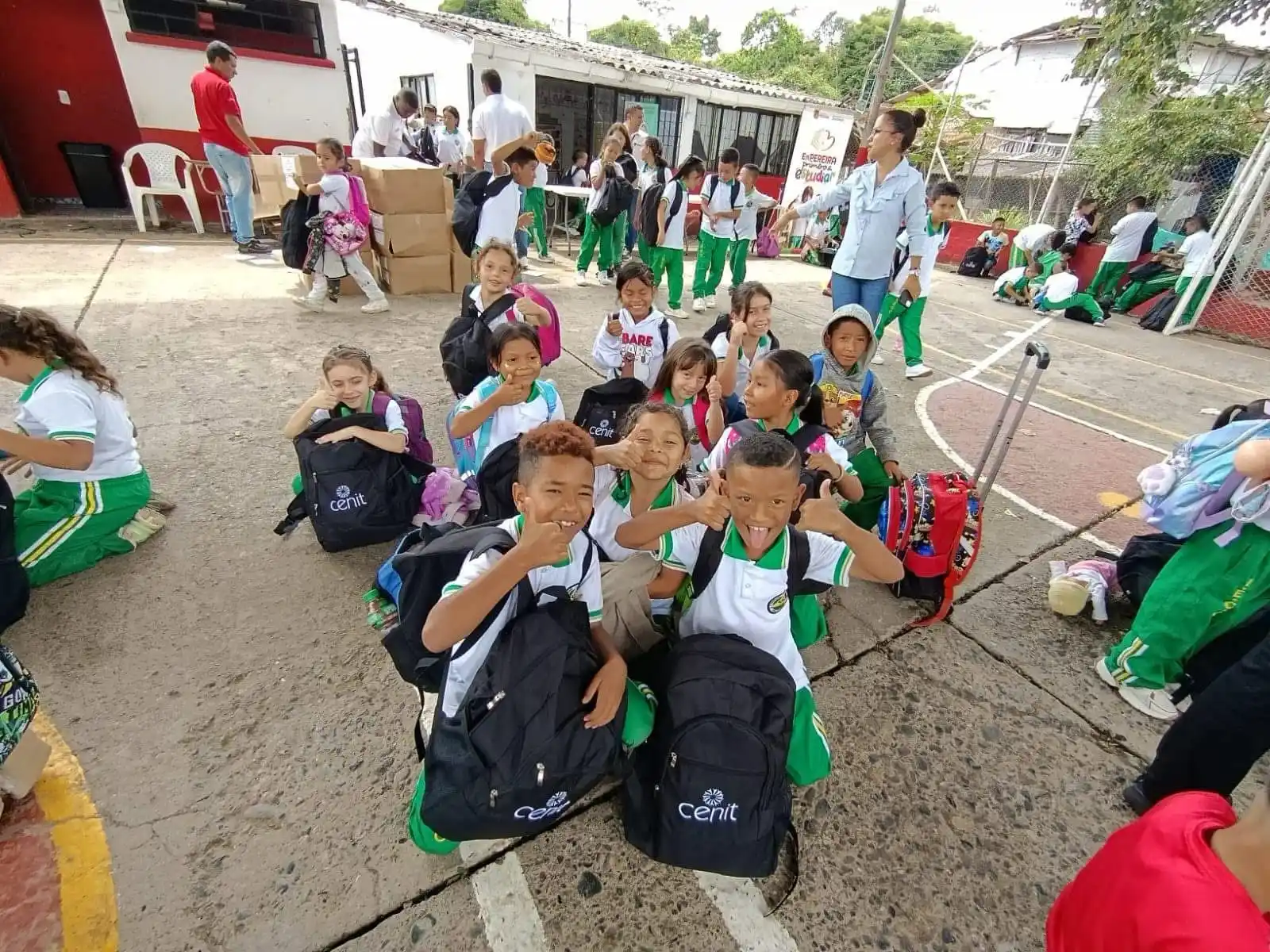 Image from Alcaldía de Pereira : "PRIMERO A ESTUDIAR" LLEVA KITS ESCOLARES A 534 NIÑOS 👦🏻👧🏻 Bajo l...