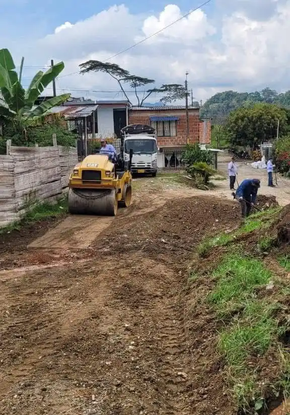 Image from Alcaldía de Pereira : CONTINÚAN OBRAS DE MANTENIMIENTO VIAL EN EL REMANSO 👷♂️🚧 Con el fr...