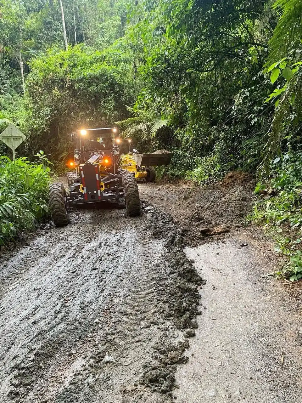 Image from Alcaldía de Pereira : NUEVA MAQUINARIA AMARILLA RESUELVE EMERGENCIAS EN VÍAS RURALES 🛣️ En...