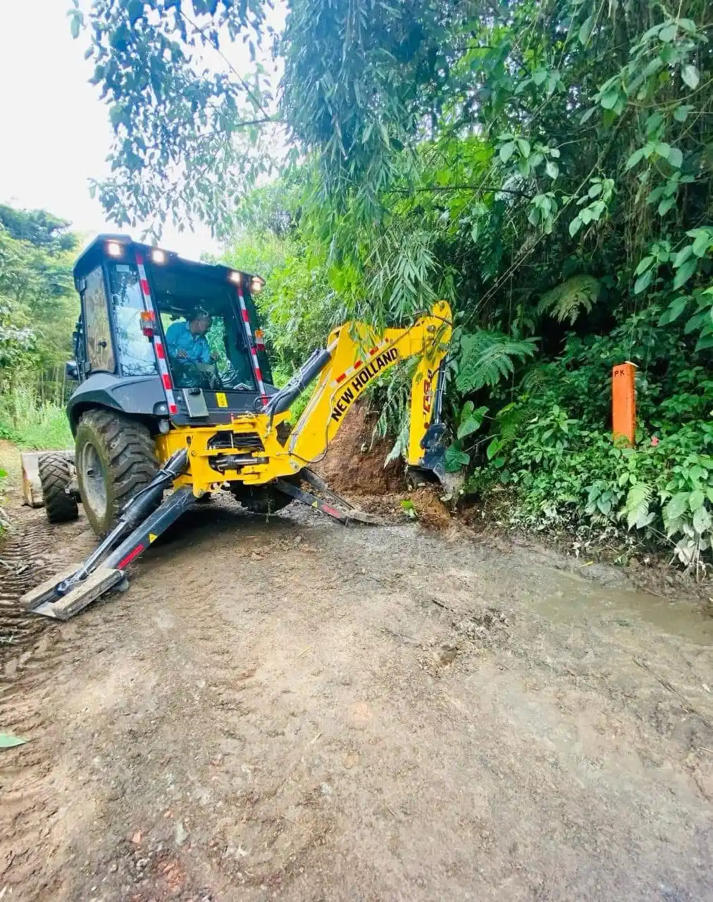 Image from Alcaldía de Pereira : VÍAS BELLAS, EN EL CHOCHO - CORREGIMIENTO DE LA BELLA 🚧🚜 El Distrit...