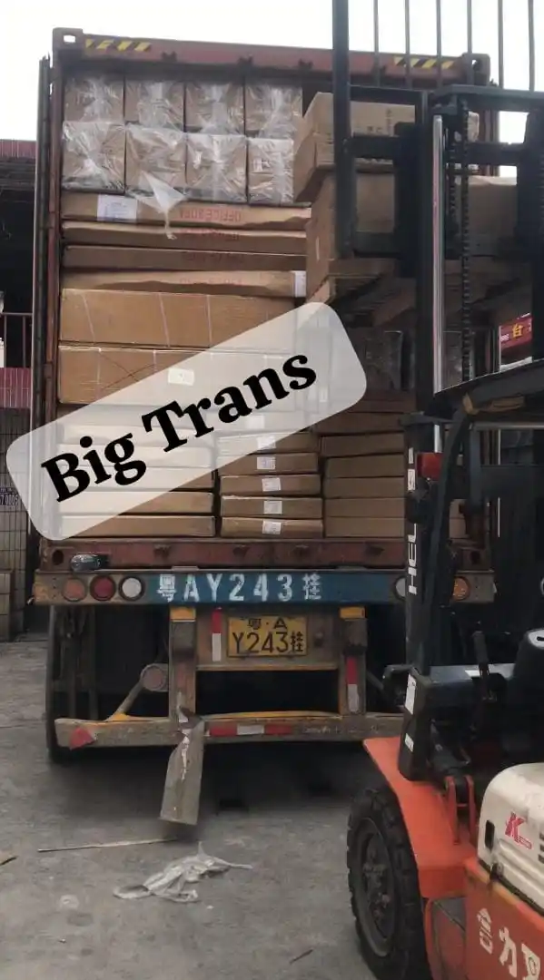 Image from BIG TRANS: Container loading in progress / CHARGEMENT du conteneur en cours...