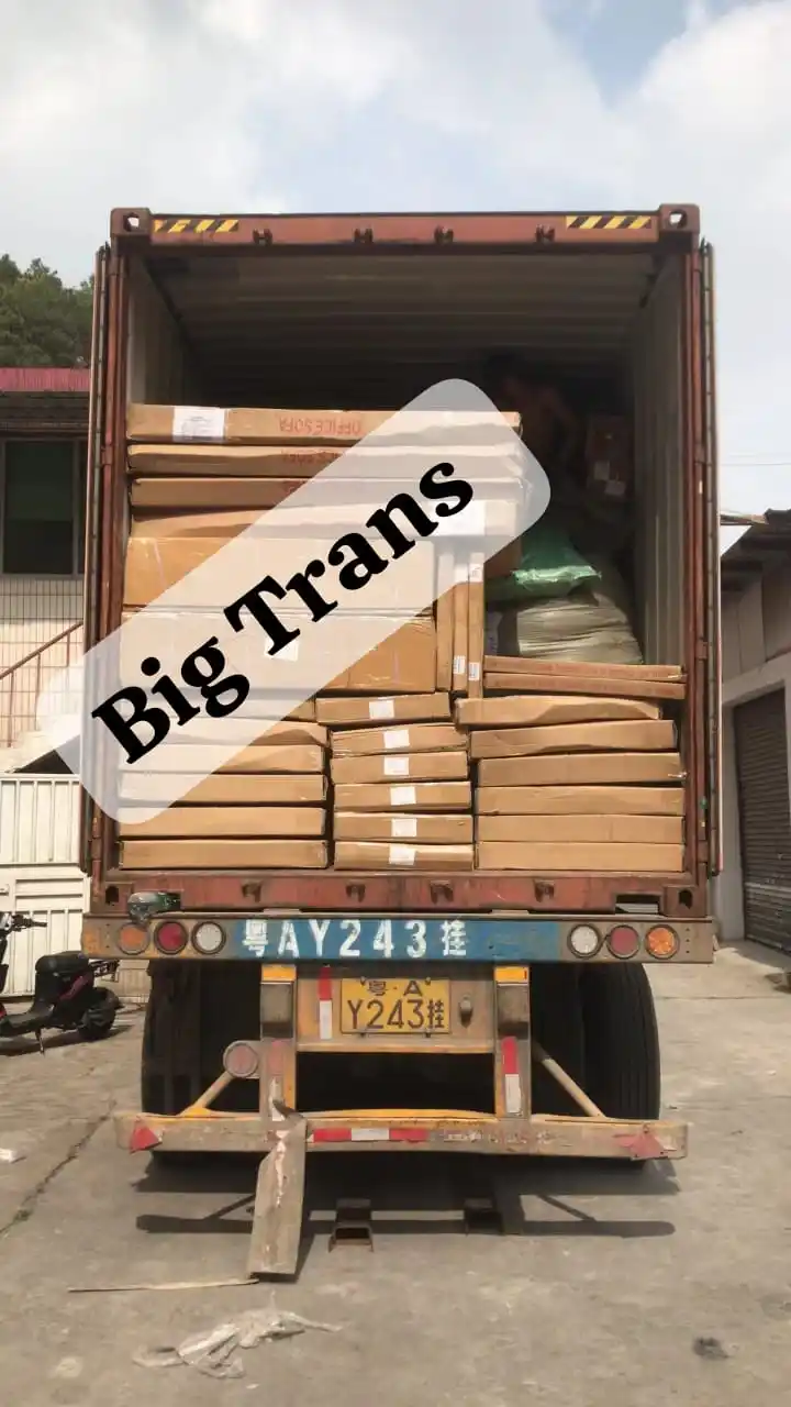 Image from BIG TRANS: Container loading in progress / CHARGEMENT du conteneur en cours...