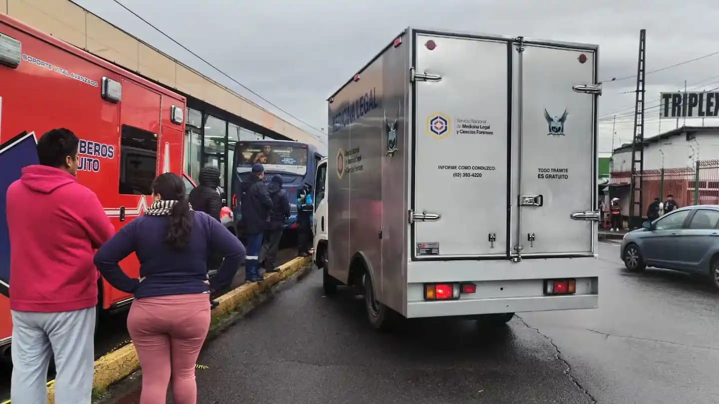 Image from Grupo Hemisférico: *Trágico amanecer en Quito: Mujer fallece tras ser arrollada por biart...