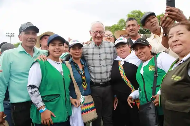 Image from MinSaludColombia: *Ayer, más de 5000 representantes del movimiento agrario se reunieron ...