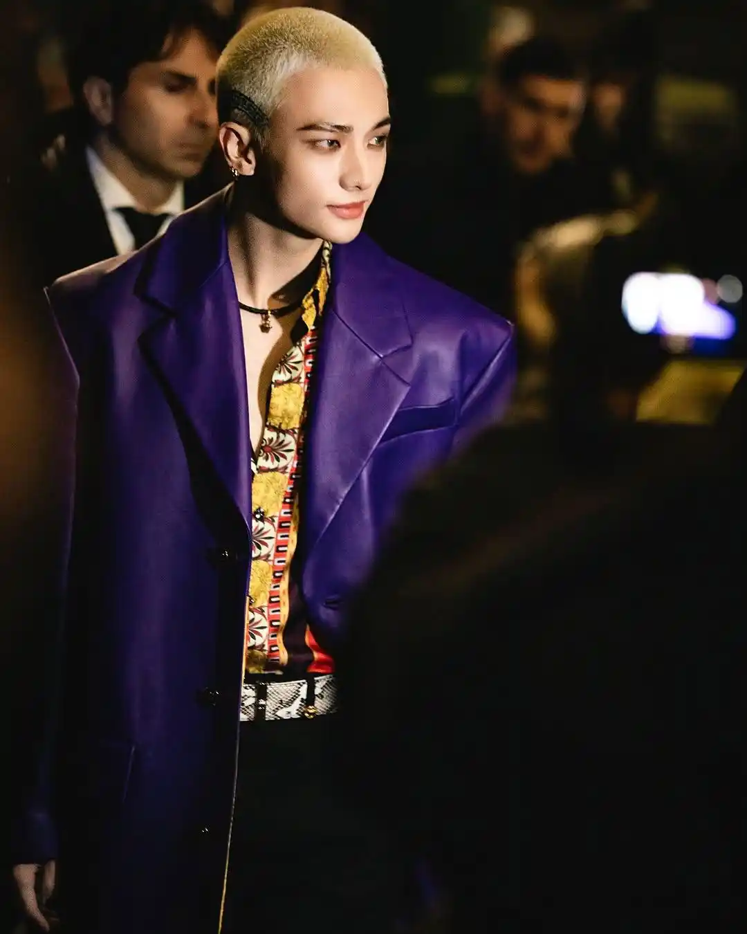 Image from STAY NEWS VE 🇻🇪: 📸| *INSTAGRAM POST `@1eejungmu`* > @versace @hynjinnnn <a class="tex...
