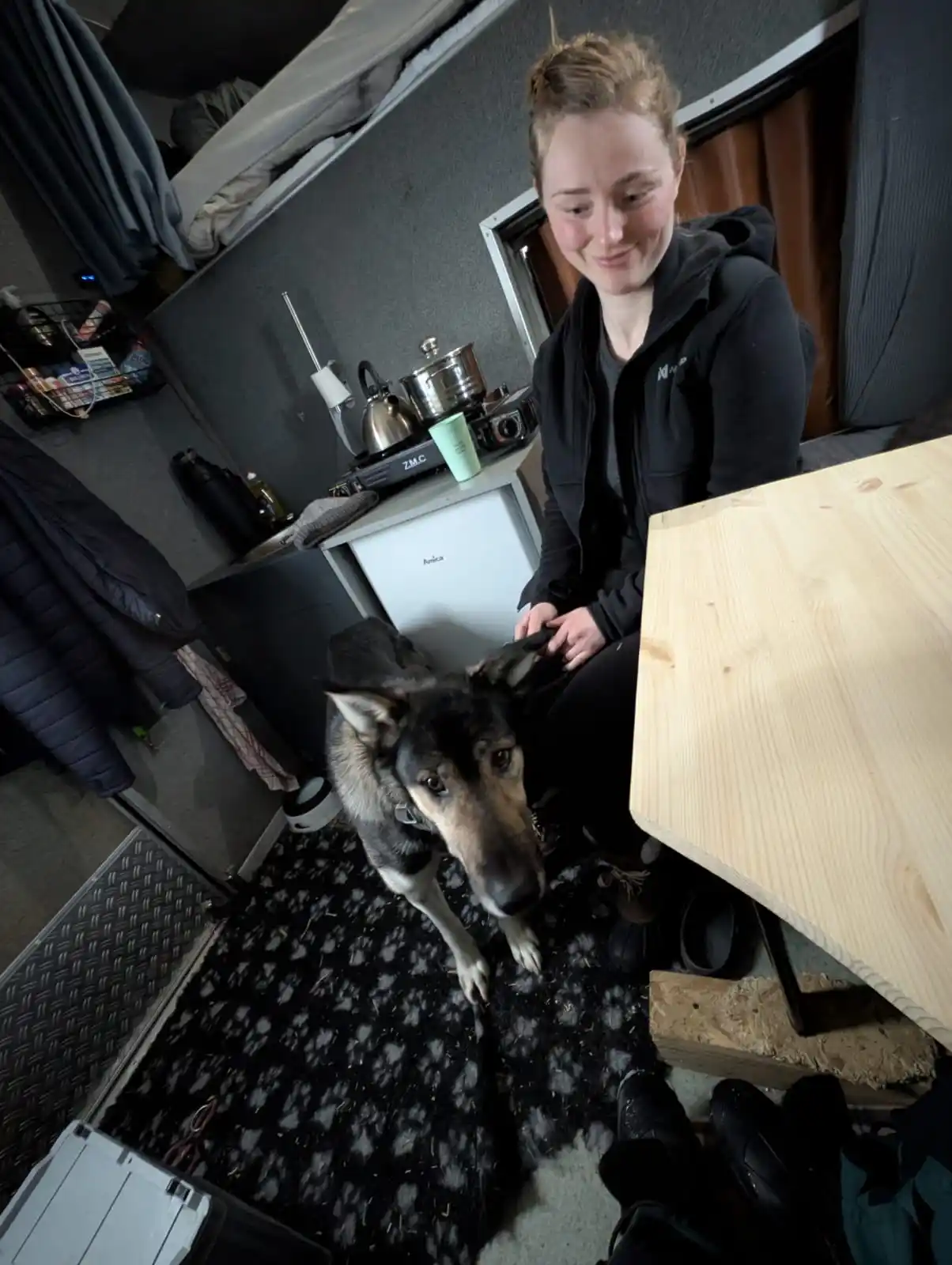Image from Alaskan-Huskys „Vom Wilden Moor“: Doghandlerin wortwörtlich. Jonina hielt Anton noch eine Weile fest, na...