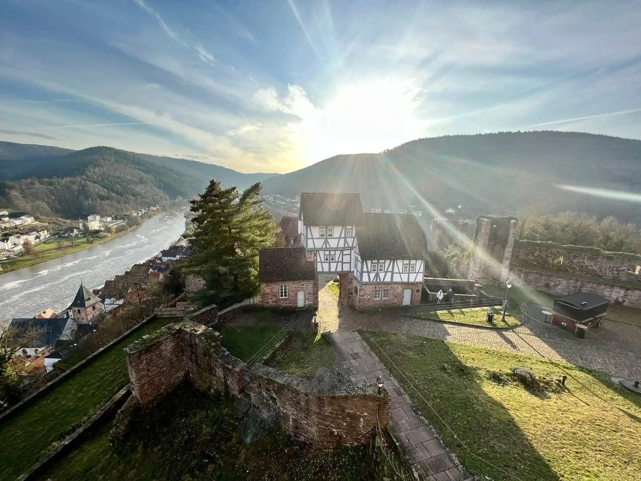 Image from Alois mit Hund: Das Hirschhorner Schloss ist teil meiner Kindheit. Durch Verwandte un ...
