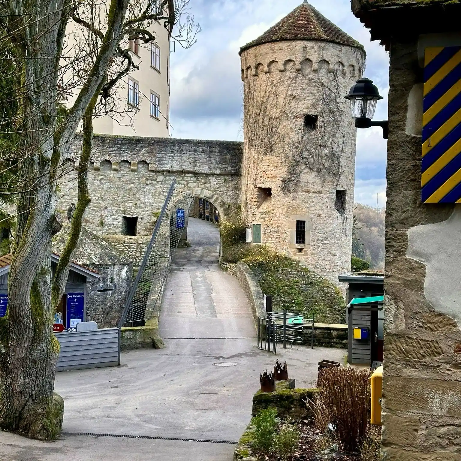 Image from Alois mit Hund: Die Burg Guttenberg – schon mal dort gewesen? Hoch über dem Neckar er...