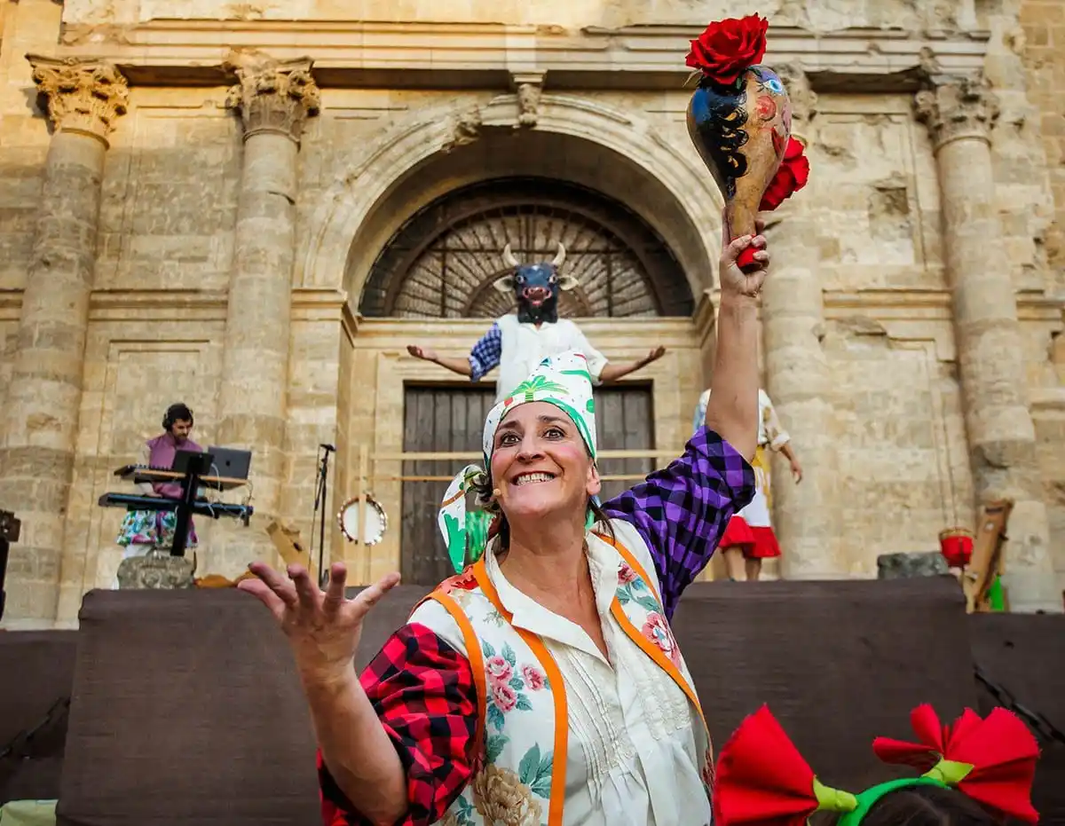 Image from ARAINFO: Los Titiriteros de Binéfar llevan "El abrazo" hasta el FETEN de Xixón....