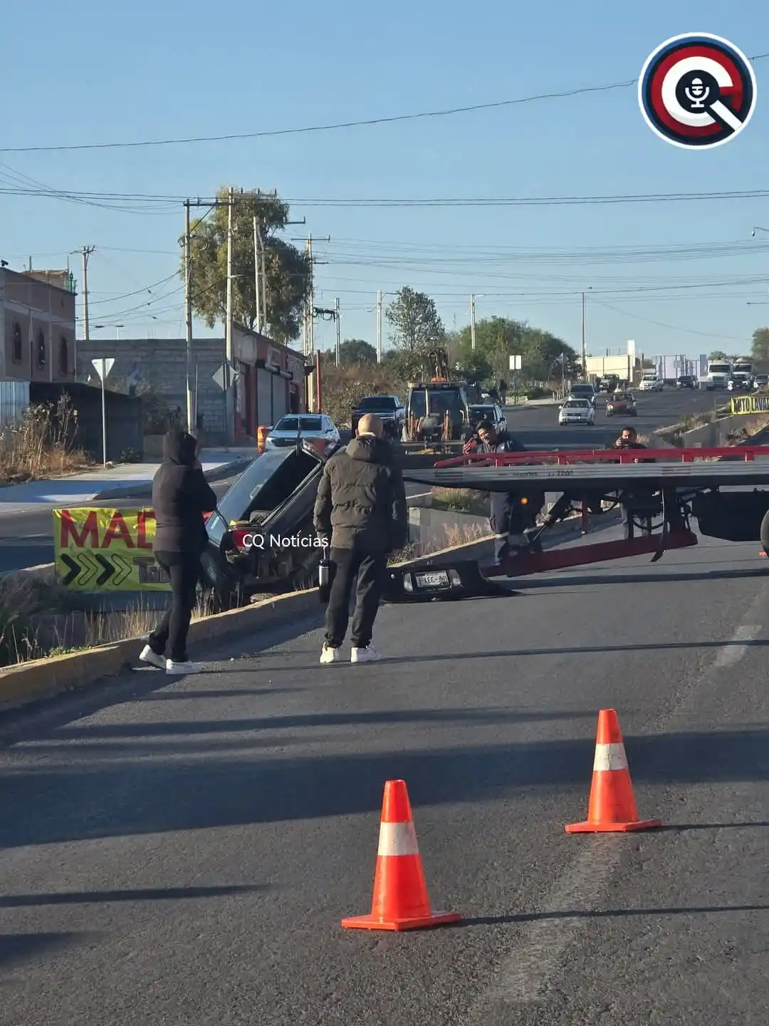 Image from CQ NOTICIAS 📝 (Sin Censura): ⚠️💥🚗 Cae vehiculo en la canaleta de carretera a chichimequillas, en ...