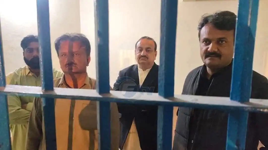 Image from Faisalabad TV: تاجر رہنما آمین بٹ چار افراد سمیت گرفتار!! پولیس نے فیصل آباد میں کارر...