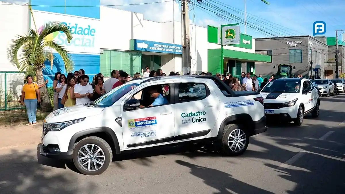 Image from Fala Barreiras, Portal de Notícias: *PREFEITO OTONIEL TEIXEIRA ENTREGA VEÍCULOS PARA ASSISTÊNCIA SOCIAL* _...