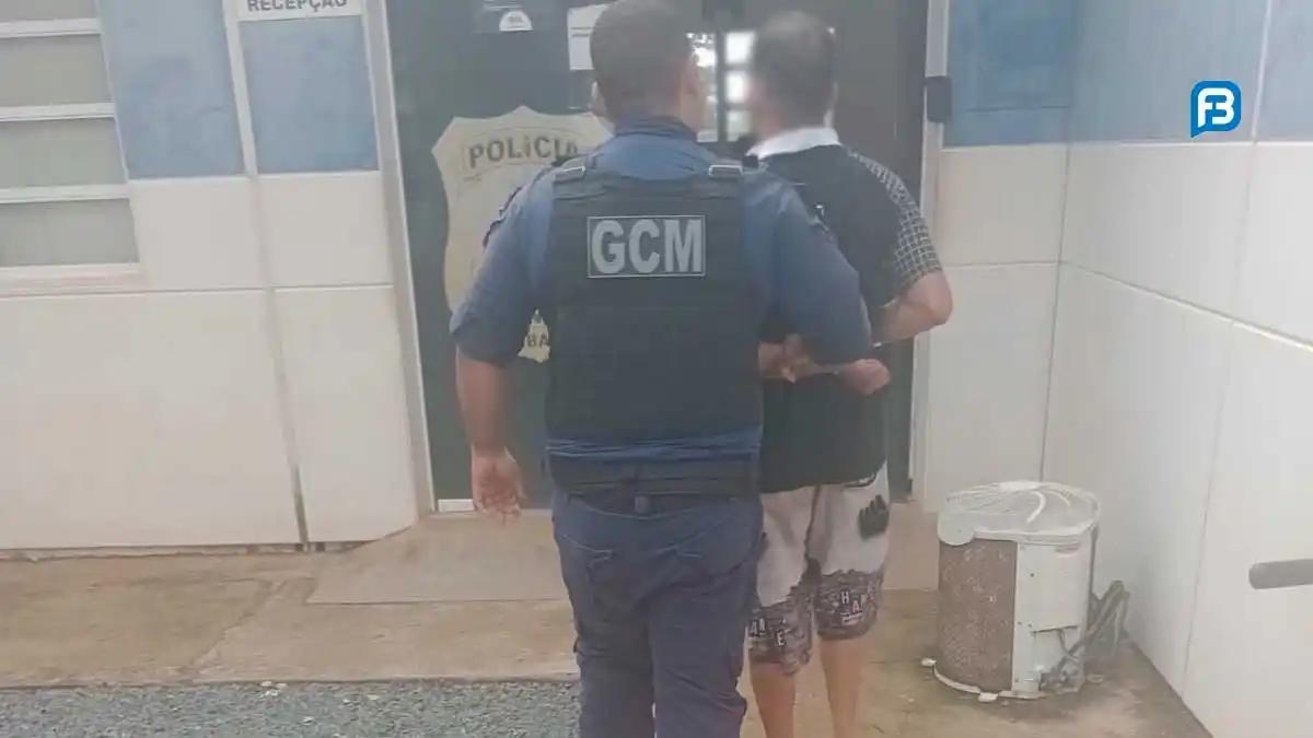 Image from Fala Barreiras, Portal de Notícias: *HOMEM É PRESO EM FLAGRANTE PELA GCM-LEM POR AGRESSÃO À MULHER*
_Após...