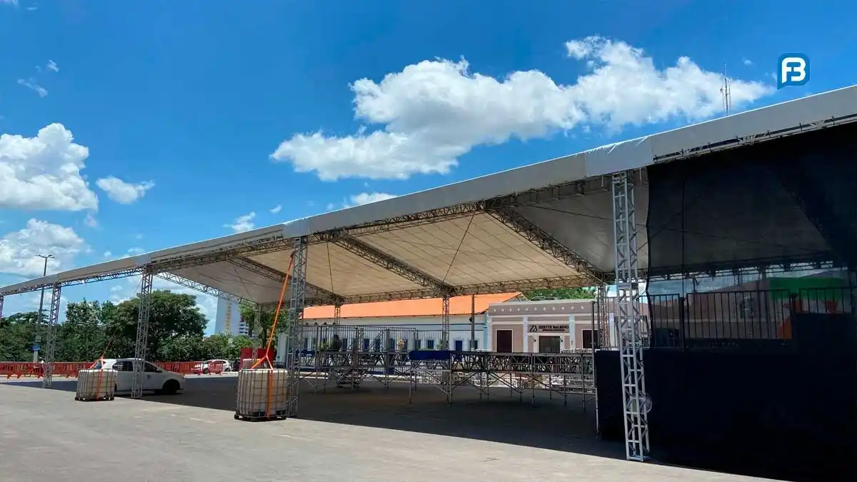 Image from Fala Barreiras, Portal de Notícias: *BARREIRAS FOLIA 2025 TEM ESTRUTURA 90% CONCLUÍDA PARA FESTA* _Faltand...