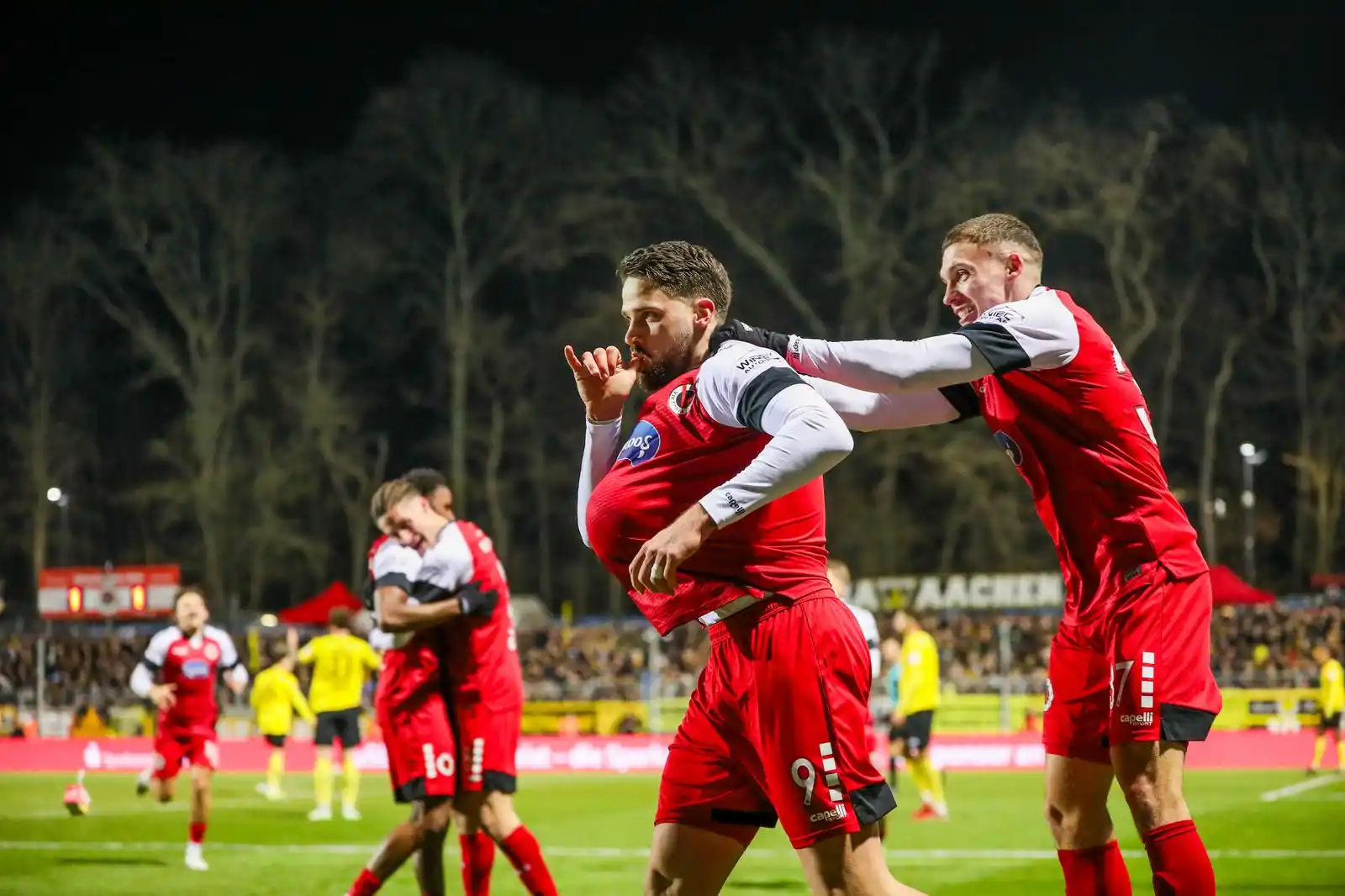 Image from FC Viktoria Köln 1904: Lass das mal den Papa machen 👊🍼👶🏼🤰🏼 _______ <a class="text-blue-...