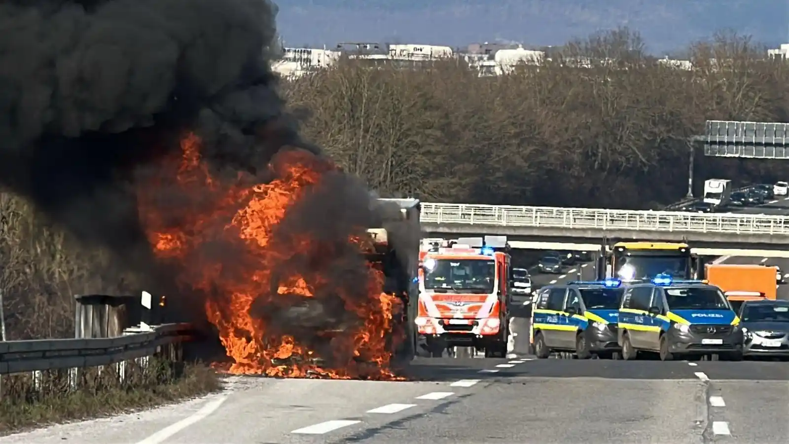 Image from Feuerwehr Wiesbaden: 🚨 *Update: Brennender Rettungswagen auf der B455* Das Feuer ist zwis...