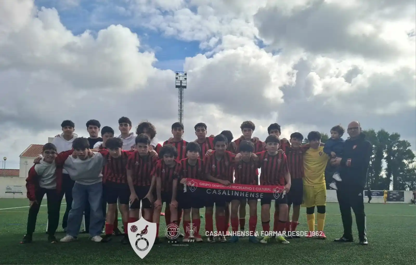 Image from G.D.R.C. Casalinhense: ❤️🖤 𝑭𝑼𝑻𝑬𝑩𝑶𝑳 Formação Sub-15 📷 𝑹𝒆𝒈𝒊𝒔𝒕𝒐 𝑭𝒐𝒕𝒐𝒈𝒓𝒂́�...